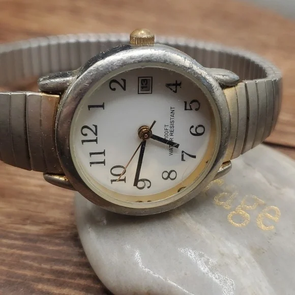 B0639‎ antique collectible watch needs batteries collectors look!